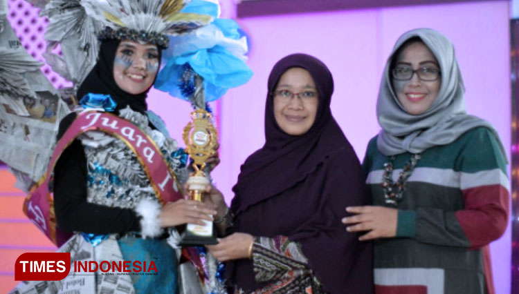 Sesi penyerahan hadiah bagi pemenang lomba, oleh Wadir III (Kemahasiswaan) Dr. Novita Dewi Kristanti, S.Pt., M.Si. (FOTO: AJP TIMES Indonesia)
