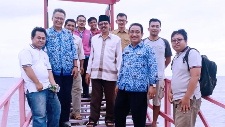 Kepala Dinas Perikanan Lamongan, MS Heru Widi wefie bersama warga di Pantai Tunggul, Desa Tunggul, Kecamatan Paciran, Lamongan. (Foto: Istimewa}