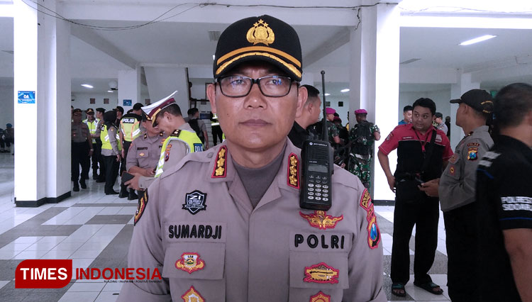 Kombelpol Sumardji Kapolresta Sidoarjo setelah briefing bersama personil keamana laga Final Piala Gubernur Jatim 2020. (foto: Istimewa)