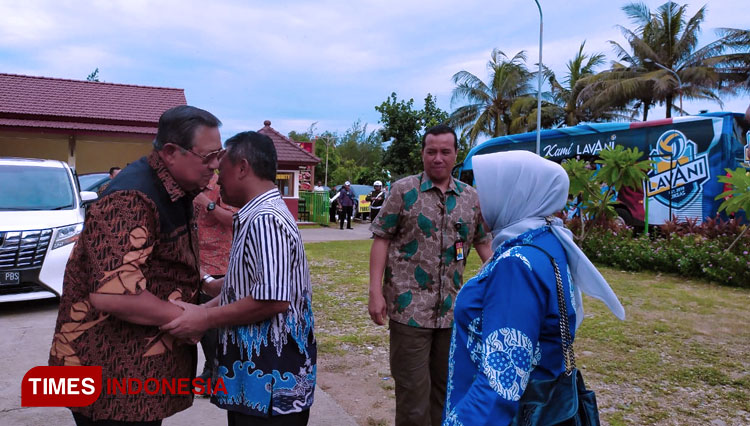 SBY disambut Bupati Pacitan Indartato saat pulang kampung. (Foto: Wahyu Deni S/TIMESIndonesia)