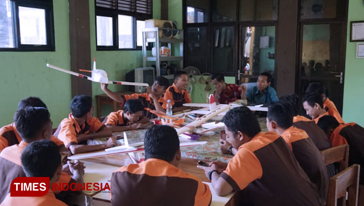 Siswa SMK Nurul Islam saat mengikuti pelatihan pembuatan pesawat aeromodeling. (Foto: Akmal/TIMES Indonesia)