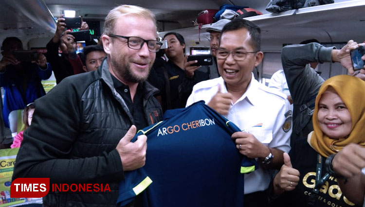 Vice President PT KAI Daop 3 Cirebon, Tamsil Nurhamedi (tengah), memberikan hadiah spesial kepada penumpang KA Argo Cheribon di tanggal cantik 20-2-20. (FOTO: Muhamad Jupri/TIMES Indonesia)