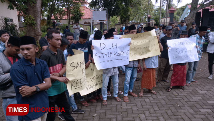 Forum Komunikasi Pemuda Socah (FKMS) ketika menggelar aksi demonstrasi di DLH Kabupaten Bangkalan. (FOTO: Doni Heriyanto/TIMES Indonesia)