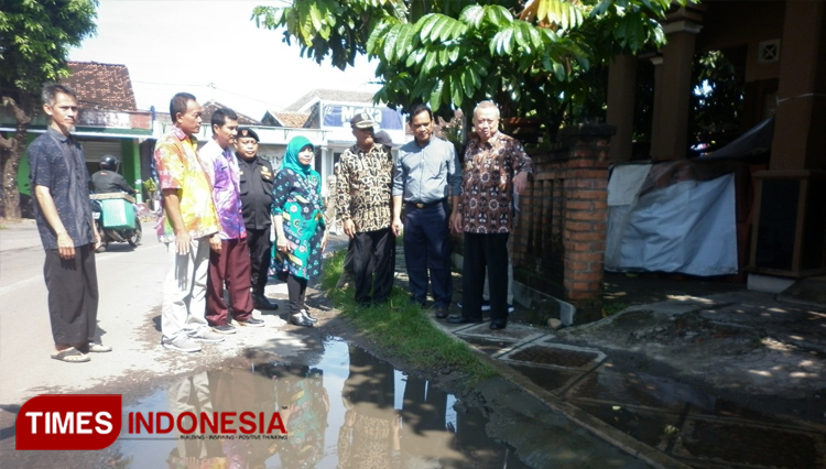 Bupati Bantul Suharsono meninjau genangan air di ruas jalan Kasongan-Kembaran (Foto : Totok Hidayat/TIMES Indonesia)