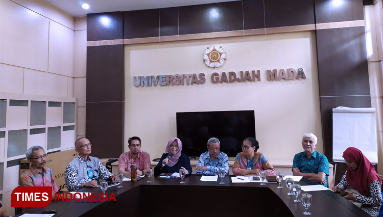 Para Pakar dan Dosen UGM saat Jumpa Pers tentang Kontaminasi Zat Radioaktif di Serpong. (FOTO: Ahmad Tulung/TIMES Indonesia)