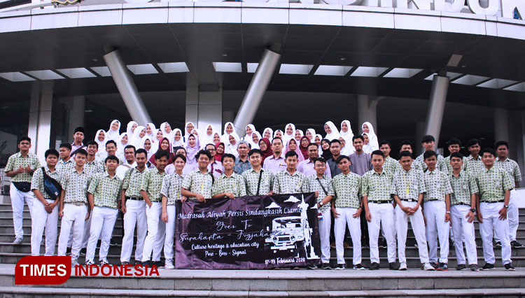 Ratusan siswa MA Persis Al-Amin Sindangkasih Ciamis di Gedung Siti Walidah UMS Solo. (FOTO: Muhamad Shidiq/TIMES Indonesia)