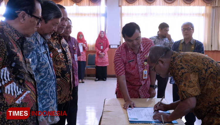 Penandatanganan MoU Citizen's Charter antara RSSA Malang dengan stakeholder. (Foto: Naufal Ardiansyah/TIMES Indonesia)