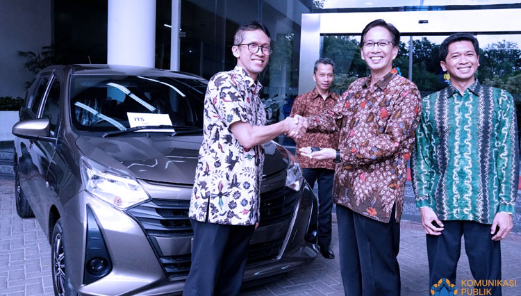Direktur Bidang Purchasing, Product Business Management, Engineering Management, Quality Assurance, Technical Government Affairs, and Internal Audit PT TMMIN, Yui Hastoro Sapardyanto bersama dengan Rektor ITS Prof Dr Ir Mochamad Ashari MEng. (FOTO: Istime