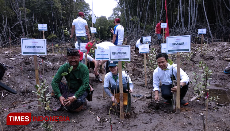 PT Mowilex Indonesia (Mowilex) kembali melanjutkan progran penghijauan, berkerjasama dengan Kelompok Nelayan Prapat Agung Mengening Patasari Bali. (FOTO: Mowilex Indonesia)