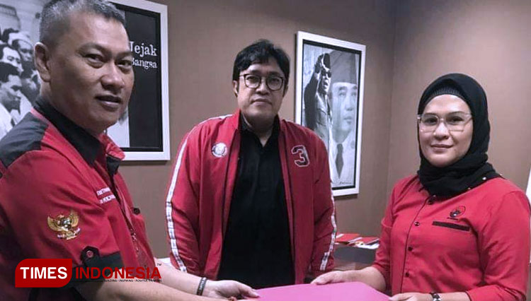 Nina Agustin (kanan) mendaftar ke DPP PDIP ditemani Ketua DPD PDIP Jawa Barat Ono Surono (tengah). (Foto: Istimewa/TIMES Indonesia)