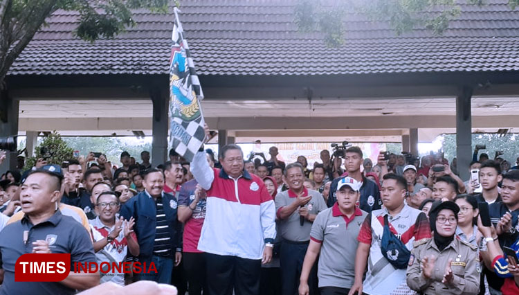 SBY memberangkatkan peserta jalan sehat di Alun-alun Pacitan. (FOTO: Rojihan/TIMES Indonesia)