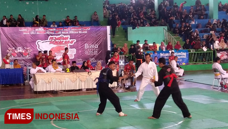 Atlet pencak silat bertanding dalam ajang Satria Cirebon Open 2020 di GOR Bima Kota Cirebon. (Foto: Muhamad Jupri/TIMES Indonesia).