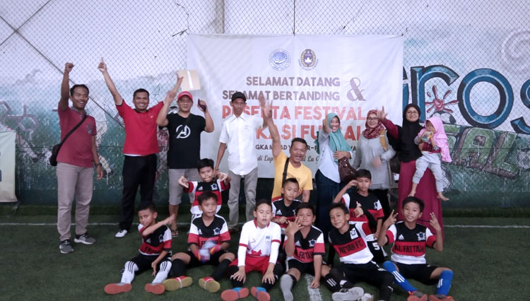 Siswa MI Al-Fattah Kota Malang yang meraih juara 1 lomba futsal Se-Jawa Timur. (FOTO: Istimewa)