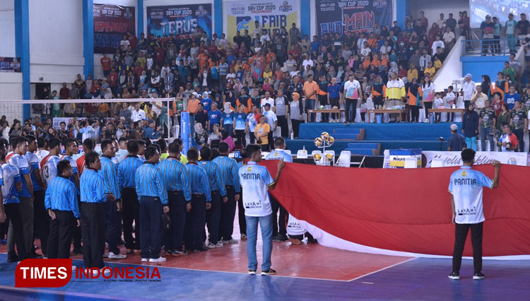 GOR Pacitan dipadati penonton yang ingin menyaksikan turnamen voli SBY Cup. Turnamen dibuka oleh Ibas dan dihadiri oleh SBY. (Foto: Deni Wahyu Setiawan/TIMES Indonesia)