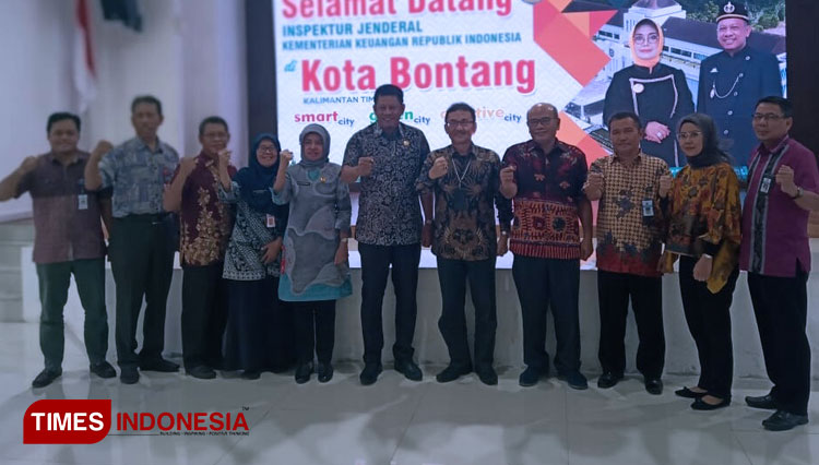 Wawali Bontang, Basri Rase bersama Inspektur Jenderal Kementerian Keuangan Republik Indonesia (Kemenkeu RI), Patrick Wahyu D dan pejabat dilingkungan pemerintah Kota Bontang (Foto: Kusnadi/TIMES Indonesia)
