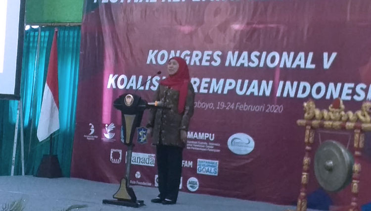 Gubernur Jawa Timur Khofifah Indar Parawansa saat membuka acara Festival Kepemimpinan Perempuan dan SDG’s (Sustainable Development Goal) Kongres Nasional V Koalisi Perempuan Indonesia (KPI) di Asrama Haji Sukolilo, Surabaya, Kamis (20/2/2020).