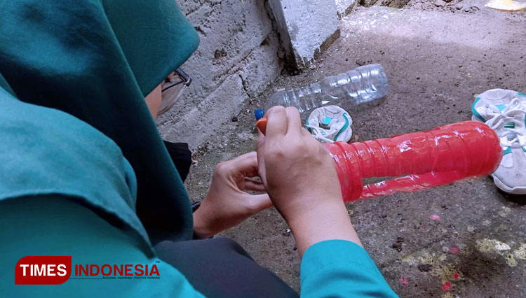 Proses pengecatan pot tanaman dari botol plastik bekas. (FOTO: AJP TIMES Indonesia)