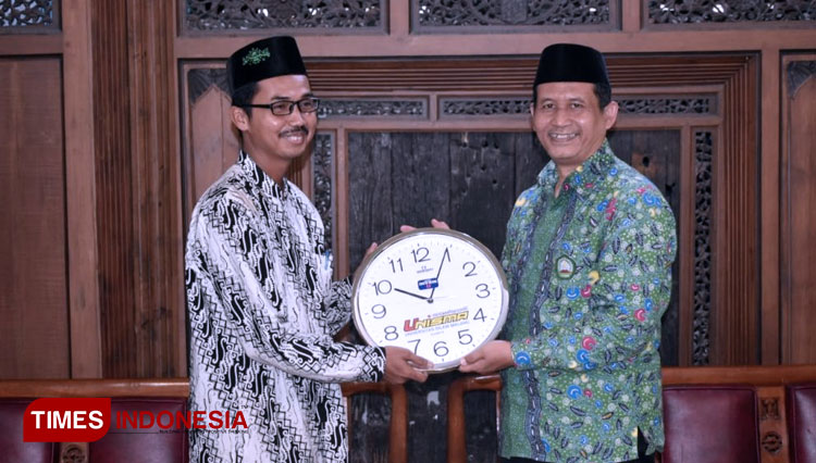 penyerahan-cinderamata.jpg