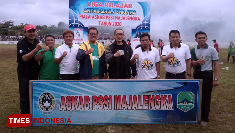 Deputi Kemenpora RI berfose bersama dengan sejumlah pengurus PSSI Kabupaten Majalengka. (Foto: Jaja Sumarja/TIMES Indonesia).