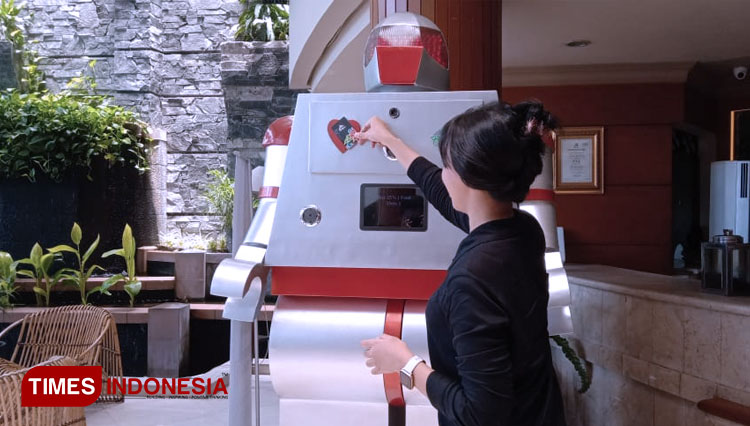 Roben or Robot Bentani, the robot who welcome and serve the Bentani Hotel guests in Cirebon. (Photo: Yosep AAW/TIMES Indonesia)