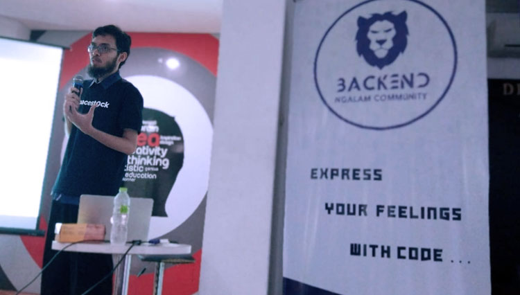 Haris Amrullah Lubis, backend engineer Spacestock menjelaskan tentang perkembangan Sofware 2.0. (foto: Ngalam Backend Community)