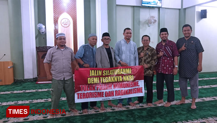 Pengurus Masjid Al Aman, di Sidorum, Godean, Sleman mengadakan silaturahmi dengan Polda DIY, Sabtu (20/2/2020). (FOTO: Dok. Masjid Al Aman/TIMES Indonesia)