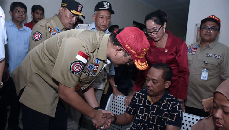 Menteri Sosial RI Juliari Batubara Tinjau Posko Korban Susur Sungai Sempor di SMPN 1 Turi