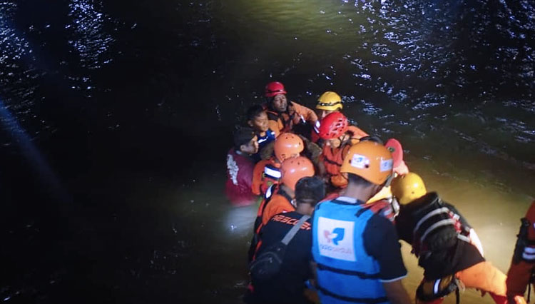 Petugas tim relawan terus mencari siswa susur sungai di Sungai Sempor, Dukuh Donokerto Turi Sleman yang belum ditemuka hingga Jumat (21/2/2020) tengah malam. (FOTO: Istimewa)