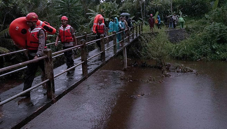 Petugas melakukan penyisiran untuk mencari sejumlah siswa SMPN 1 Turi yang tenggelam di Kali Sempor, Turi, Sleman, D.I Yogyakarta. (foto: ANTARA/Andreas Fitri Atmoko)