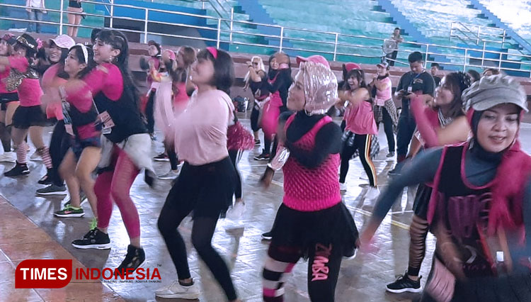 Suasana zumba party & aerobic competition di GOR Wilis Kota Madiun. (FOTO: Pamula Yohar/TIMES Indonesia)