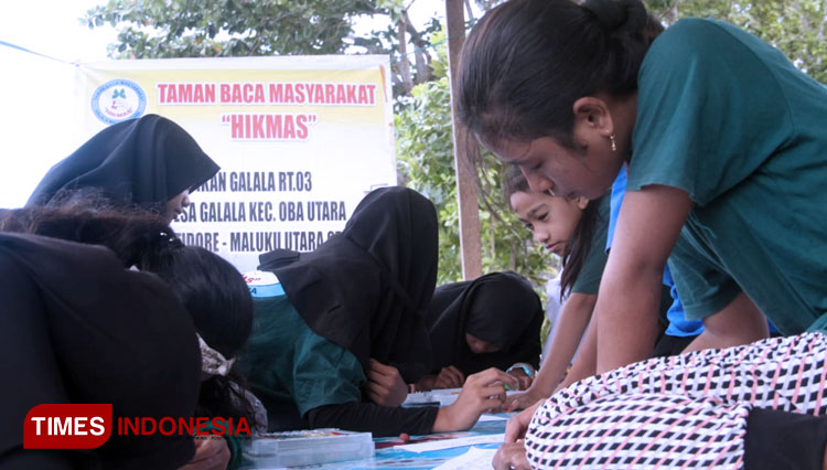 Lomba mewarnai yang digelar oleh HIKMAS Sofifi di Pantai Wisata Djarakore Balisosa, Sofifi, Minggu (23/2/2020).(foto: Wahyudi Yahya)