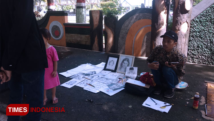 Setyawan, an ex street runaway youth of Situbondo who now worked as sketcher. (PHOTO: Uday/TIMES Indonesia)