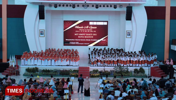 Siswa siswi MIT dan SMPIT Bakti Ibu Kota Madiun saat mengikuti Wisuda Quran yang diselenggarakan Yayasan Bina Insan Muslim (YBIM) Madiun melalui unit Madiun Quran Center (MQC). di Gedung Auditorium Politeknik Perkeretaapian Indonesia, Minggu (23/2/2020). 