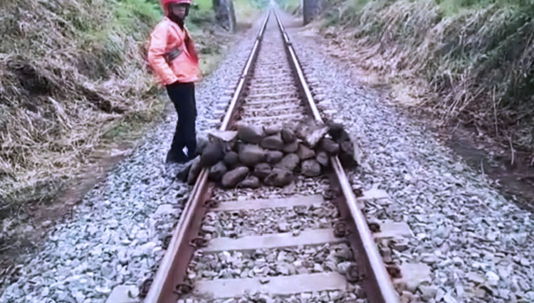 Tangkapan layar video penemuan tumpukan batu di tengah rel oleh PPJ Daop IX Jember. (FOTO: Instagram @duniadalamkereta)