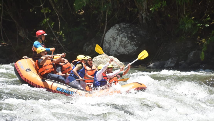 Menikmati wisata Arung Jeram di Lahat (Foto : Istimewa)