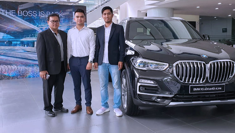 Yopy Antonio Branch Manager BMW Astra Surabaya (kiri) bersama Axel Julio Product Genius BMW Astra (tengah) dan Octa Wibowo Sales Manager BMW Astra Surabaya (kanan) di acara penjelasan fitur dari All-New BMW X5. (foto: Istimewa))