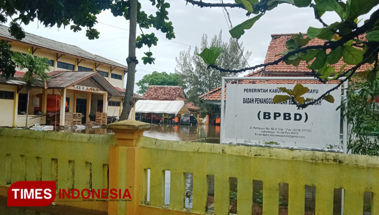 Kantor BPBD Kabupaten Indramayu di Jalan Pahlawan terendam banjir. (Foto: Nurhidayat/TIMES Indonesia)
