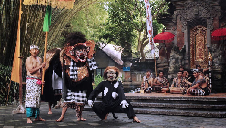 Pertunjukan Barong Bangkung yang berlangsung di Bali Safari Park. (FOTO: Bali Safari Park)