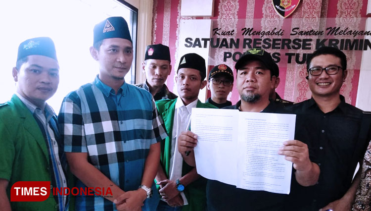 GP Ansor Kabupaten Tuban dan Perwakilan Pemuda Milenial Tuban saat menunjukan barang bukti Screenshot penghinaan terhadap Bupati Tuban, Senin, (24/02/2020). (Foto: Achmad Choirudin/TIMES Indonesia)