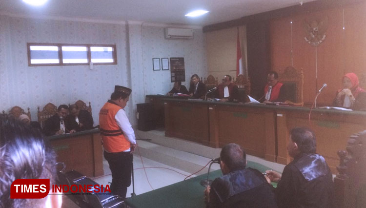 Heri Cahyono alias Gundul berdiri mendengarkan putusan vonis mati oleh majelis hakim Pengadilan Negeri Kota Madiun, Senin (24/2/2020). (FOTO: Ervan Marwantaka/TIMES Indonesia)