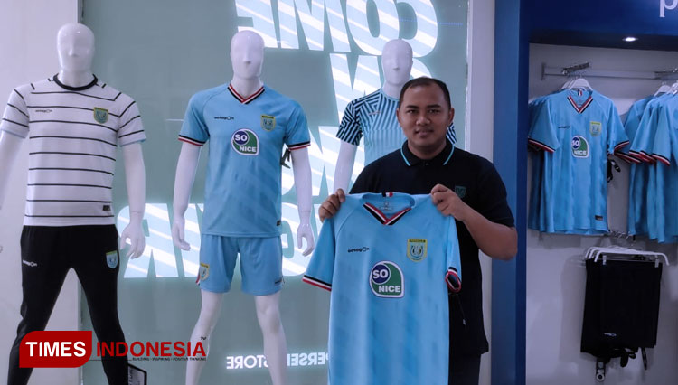 Kepala Divisi Bisnis dan Marketing Persela, Rizal Jamhari menunjukkan jersey home Persela untuk musim 2020, Senin (24/2/2020). (Foto: MFA Rohmatillah/ TIMES Indonesia)