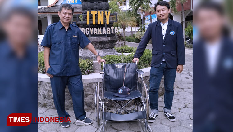 Mahasiswa ITNY, Tiar Prilian yang sukses menciptakan kursi roda untuk difabel dengan kendali gestur kepala. (FOTO: ITNY/TIMES Indonesia)