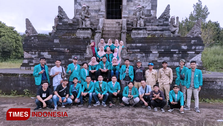 Mahasiswa KKN kelompok 19, 20 dan 21 Unisma 2020 bersama Perangkat Desa Argoyuwono, Jaket kiri (Pendi Kurniawan-Kasun Argomulyo), (Djaswandi-Kasi Pelayanan), Hendra Dwi-Kasun Argosuko. (FOTO: AJP TIMES Indonesia)