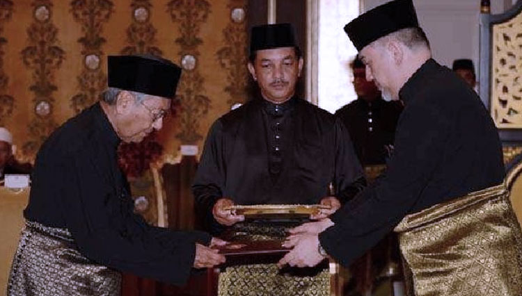 Belum 2 Tahun Menjabat Mahathir Muhamad Mundur