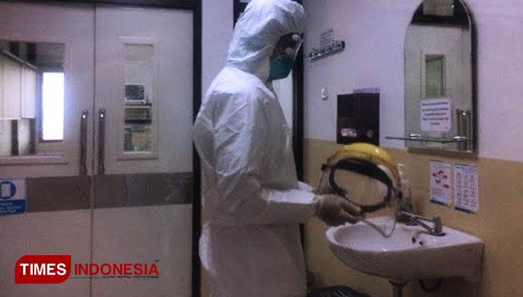 Seorang petugas di Ruang Infeksi Khusus Kemuning (RIKK) Rumah Sakit Hasan Sadikin Bandung. (FOTO: Iwa/TIMES Indonesia)