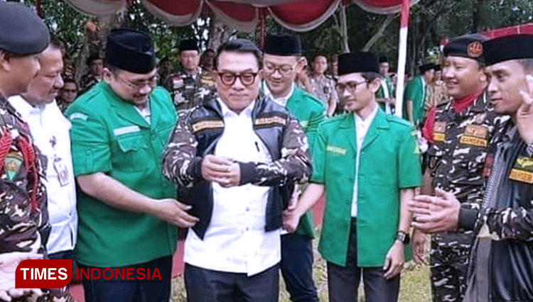 Moeldoko (tengah) diberi seragam Banser oleh Ketum PP GP Ansor Gus Yaqut di Pasuruan. (foto: TIMES Indonesia Photo)