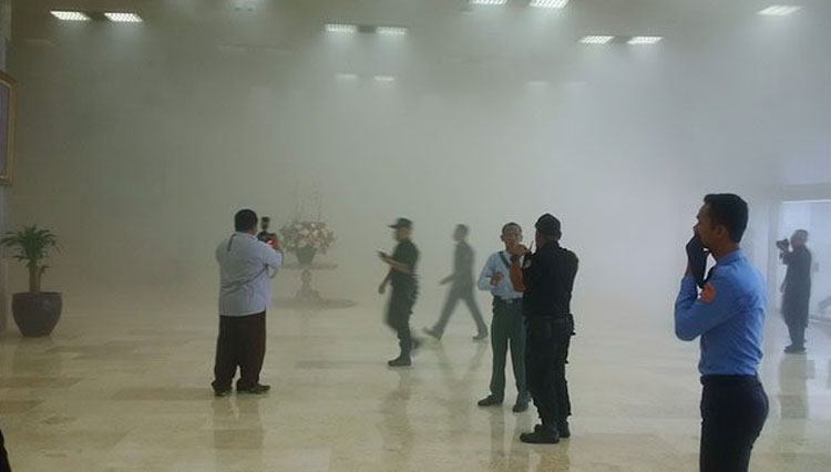 Asap pekat menyelimuti gedung DPR yang dilaporkan terbakar. (Foto: istimewa)