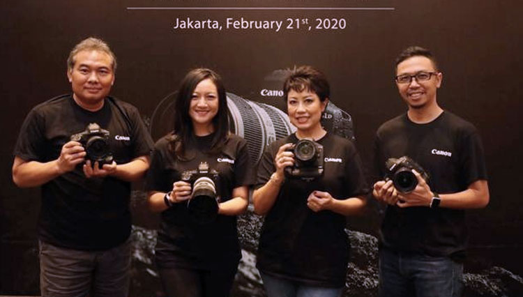 Director of Canon Business Unit, pt. Datascrip (kedua dari kanan) bersama para fotografer profesional (kiri-kanan) Denny Herliyanso, Sandriani Permani, dan Mast Irham berfoto bersama pada saat konferensi pers peluncuran kamera Canon EOS 1D X Mark III (FOT