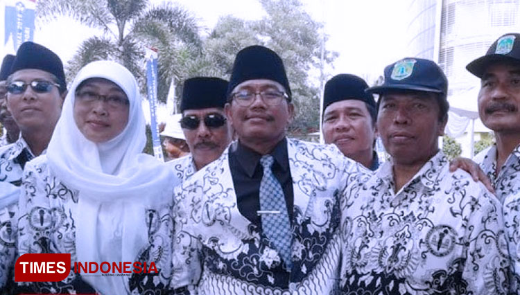 Kepala Dinas Pendidikan Kabupaten Pasuruan Drs. H. Iswahyudi, M.Pd. (tengah, ber-kacamata). (FOTO: AJP TIMES Indonesia)