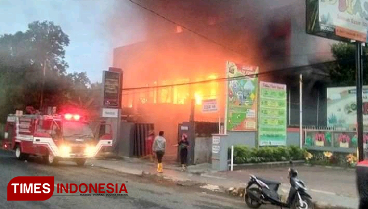 Poradiso Lounge and Karaoke terbakar. (FOTO: Hermawan/TIMES Indonesia)